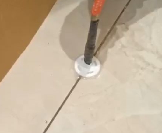 绥滨瓷砖空鼓维修公司专业解答瓷砖在铺贴过程中，如果没有涂抹均匀到位的粘结材料（如水泥砂浆或瓷砖胶），可能会导致以下问题