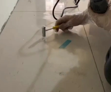 绥滨瓷砖开裂维修公司专业分享瓷砖在铺贴前如果没有沥干水分，将会导致以下问题